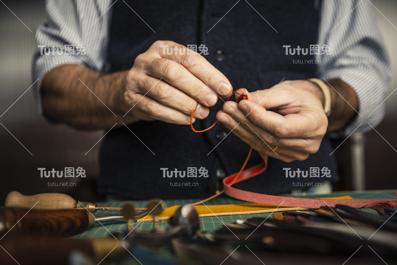 用皮革工作的工匠