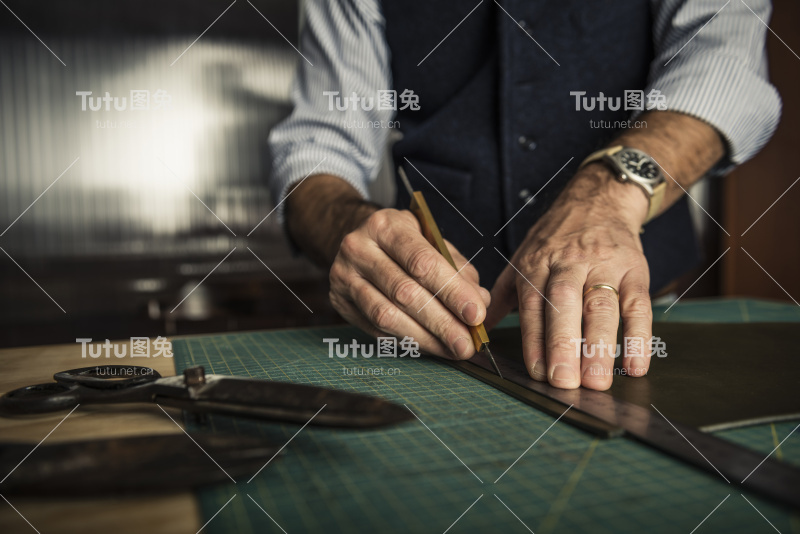 用皮革工作的工匠