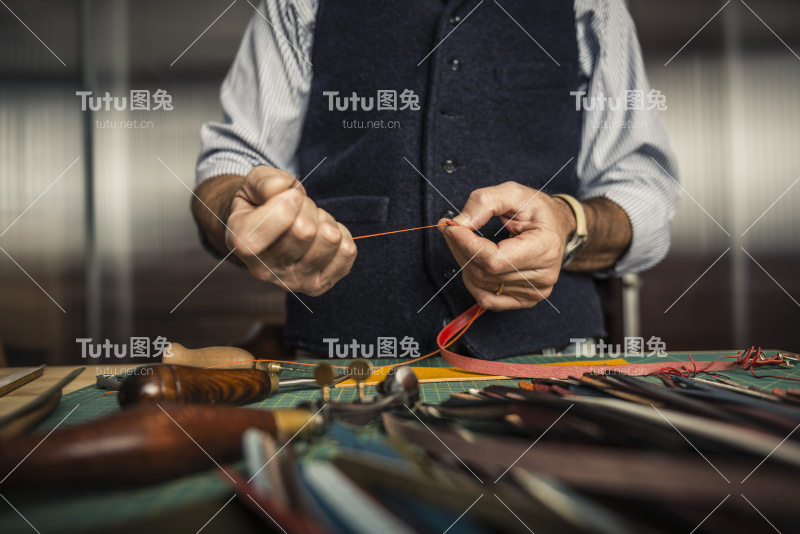 用皮革工作的工匠