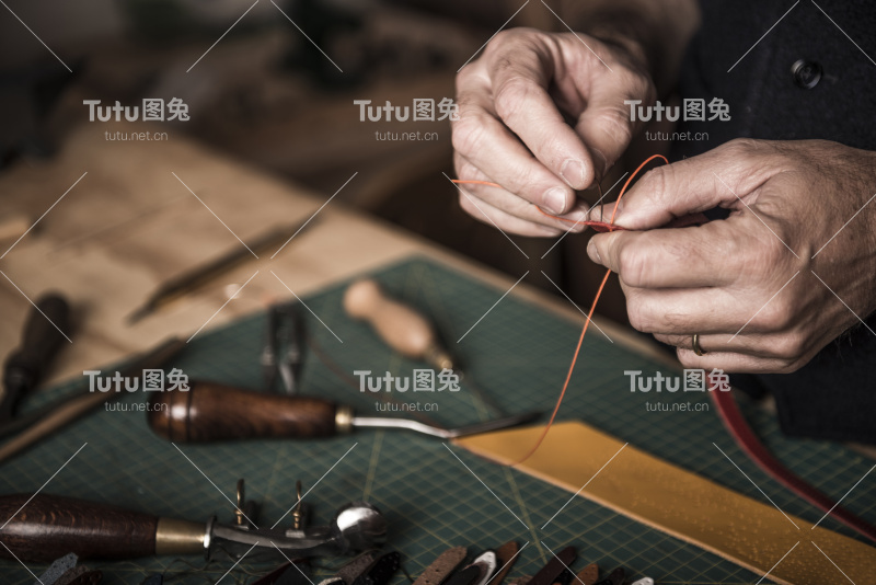 用皮革工作的工匠