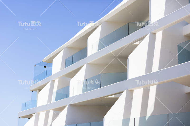 特写现代公寓大楼对着蓝天，复制空间
