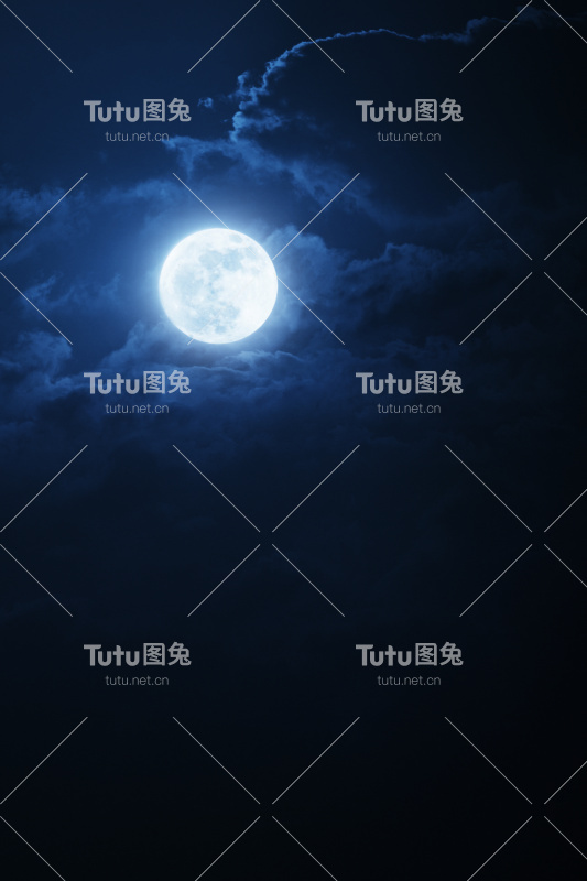 戏剧性的夜晚云和天空与美丽的满月