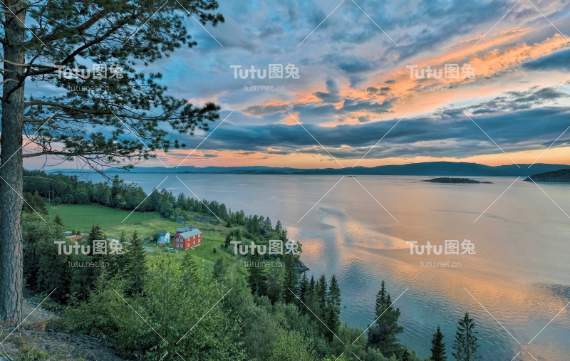 挪威北部的海边农舍，有雄伟的云景