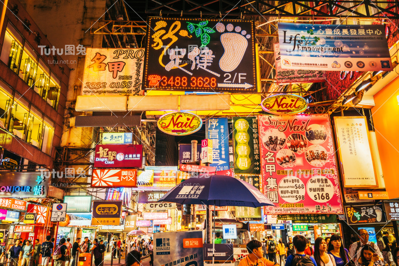 香港九龙热闹的霓虹灯街景