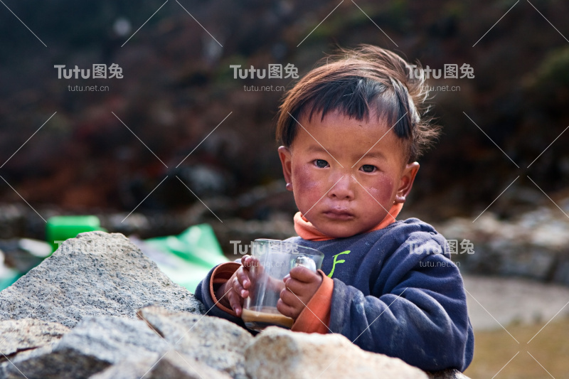 尼泊尔男孩喝着奶茶。