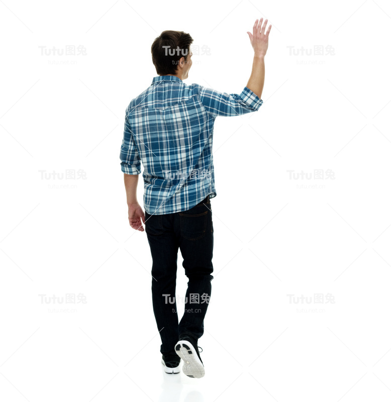 男人挥手和走路的后视图
