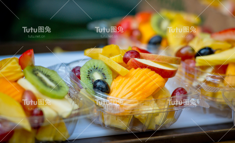 准备吃新鲜的热带食物沙拉，夏威夷，美国