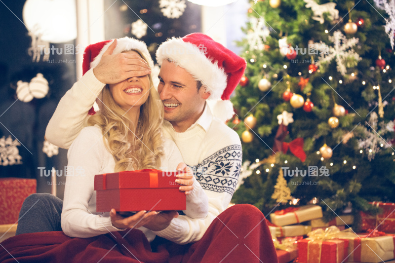 情侣送圣诞礼物