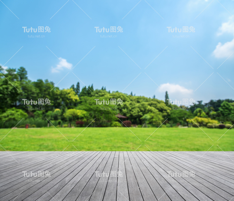 木制平台与绿色领域散焦抽象背景