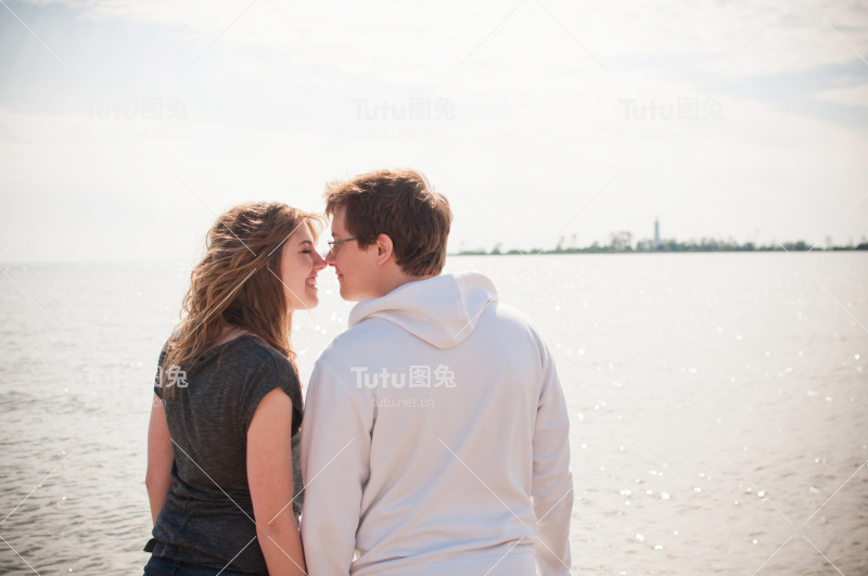 海滩上的一对漂亮夫妇