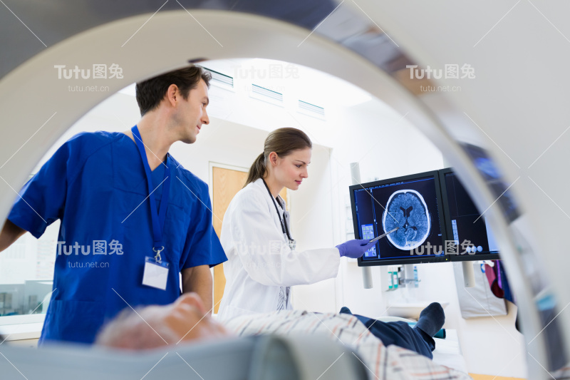 两个医生和病人在CAT扫描