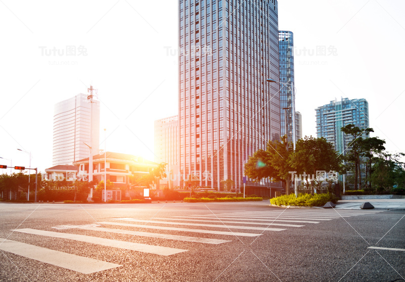 空荡荡的城市道路和办公楼