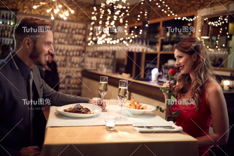 浪漫的情侣在餐厅吃晚餐