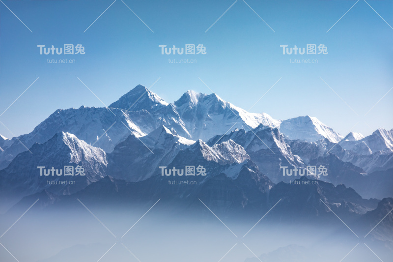 珠穆朗玛峰的日光视图。