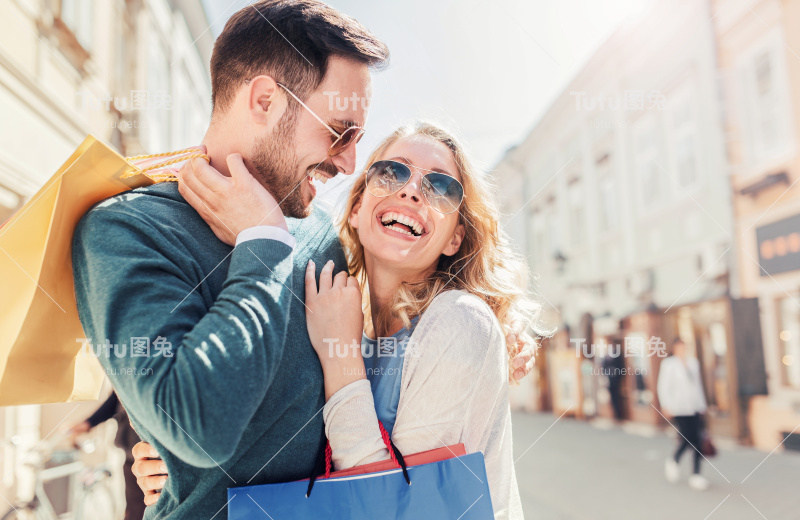 购物时间。购物中的漂亮情侣。消费主义，购物，生活方式，时尚