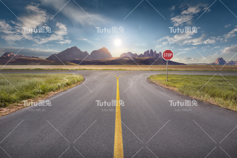 在十字路口决定正确和错误的路