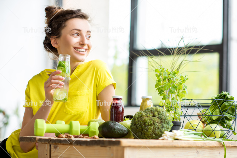 在家吃健康食物的女人