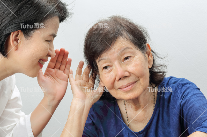 亚洲老年妇女听力丧失，重听