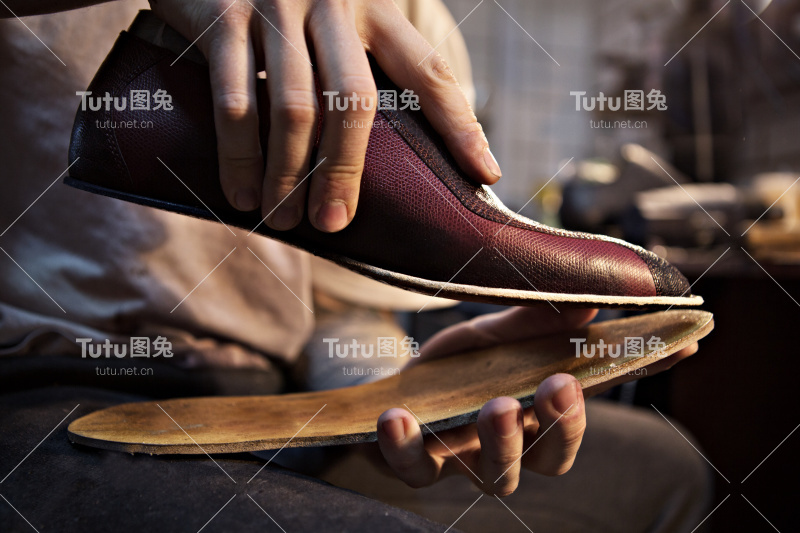 鞋匠为男人做鞋
