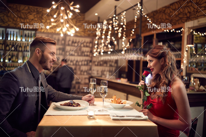在餐厅庆祝情人节
