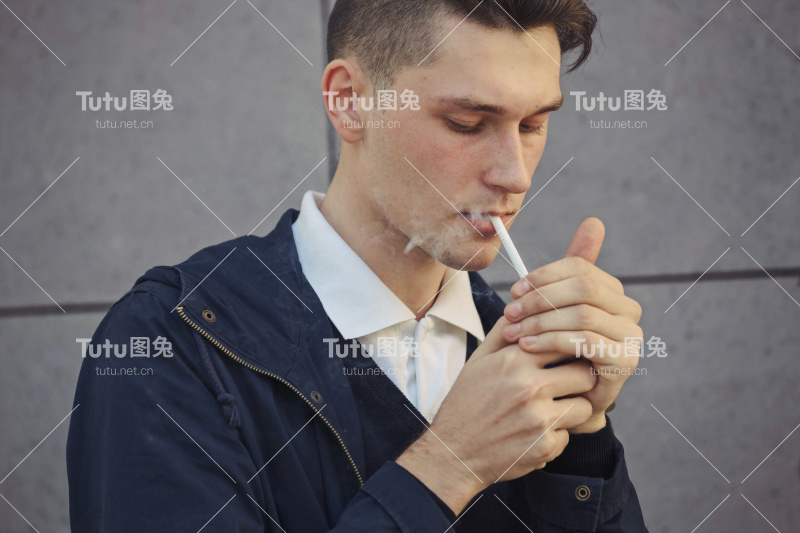 走在街上的嬉皮士