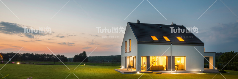 夜间有花园的现代住宅