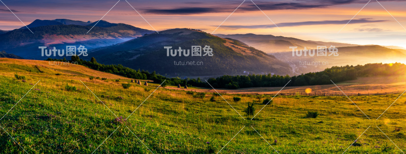 日出时雾气弥漫的山区乡村田野全景