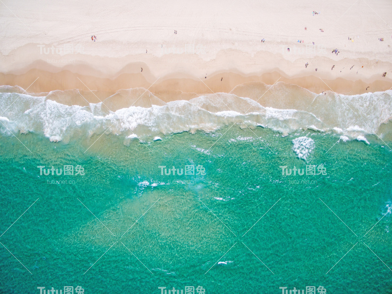 夏天海滩的鸟瞰图