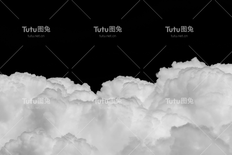 黑色背景上堆积的积云