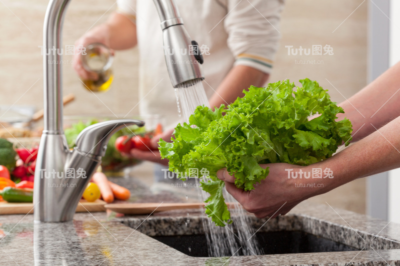 洗蔬菜准备做沙拉