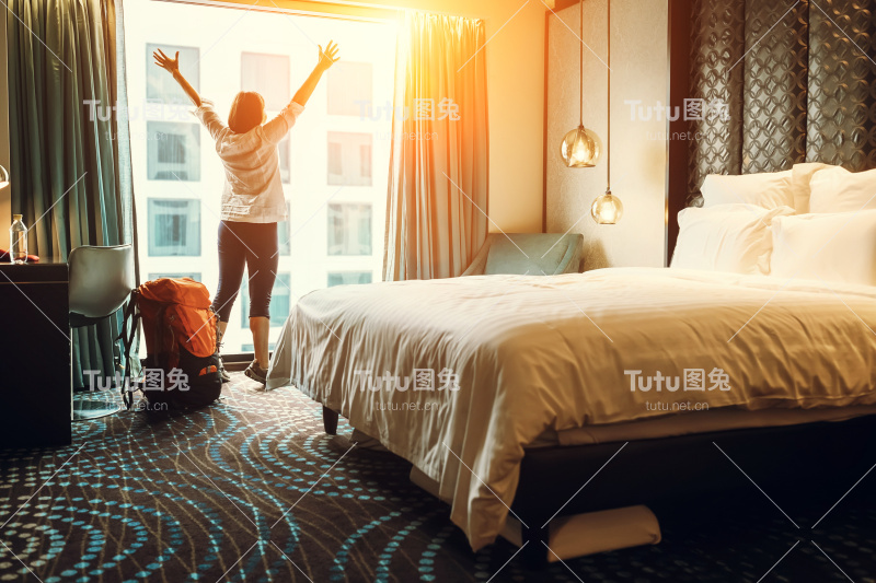 快乐的背包旅行者住在高质量的酒店