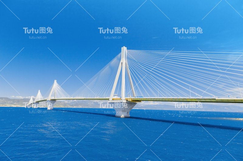 Charilaos Trikoupis桥。它穿过帕特拉斯附近的科林斯湾，通过公路将伯罗奔尼撒半岛的里约热内卢镇与希腊大陆的Antirrio连接起来，这是最长的悬索桥。
