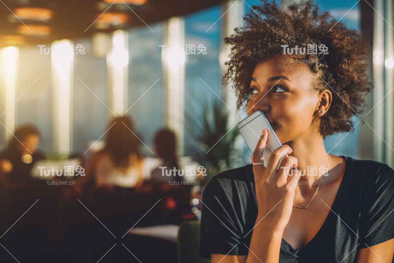 卷毛黑人女孩用她的电话做录音