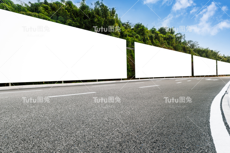 高速公路边空白的商业广告牌