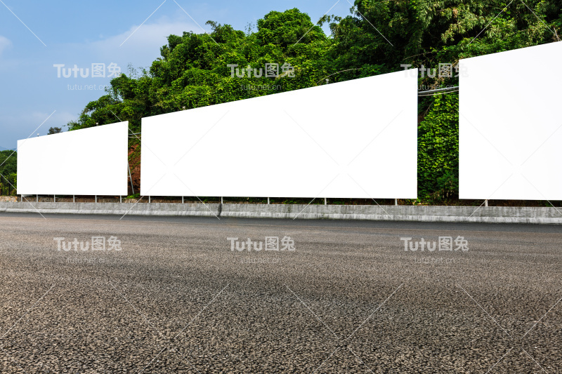 高速公路边空白的商业广告牌
