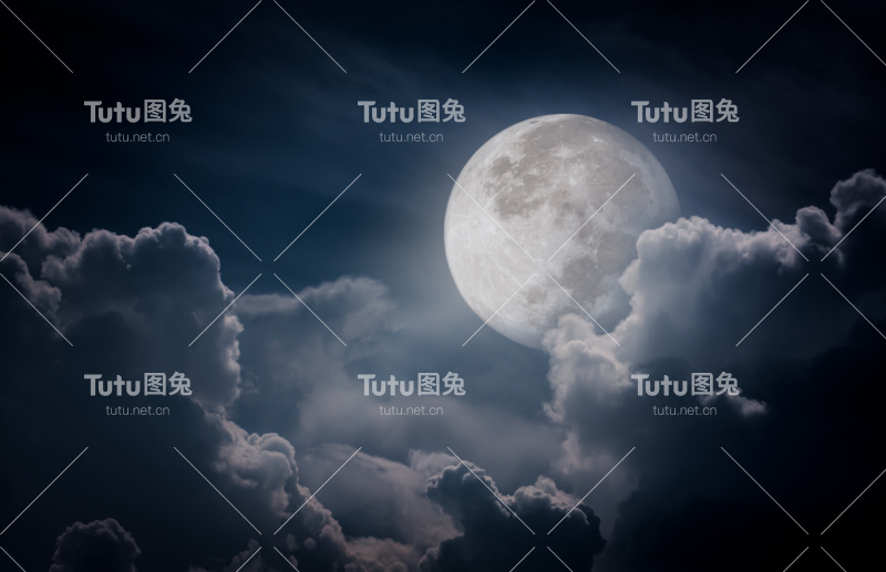 乌云密布的夜空，满月会成为绝佳的背景