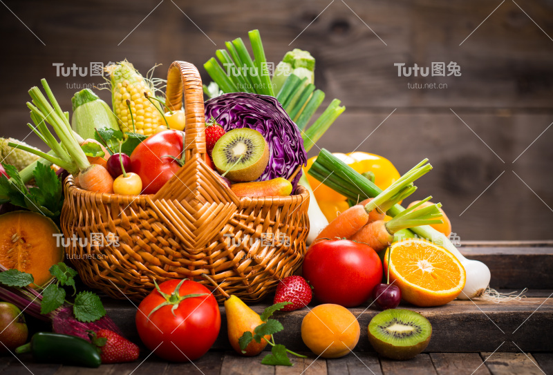 新鲜的水果和蔬菜在篮子里