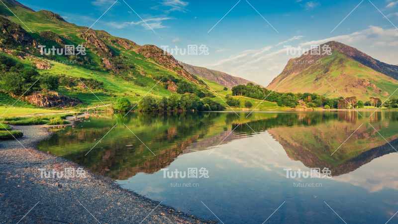 美丽的日落在湖区湖在英格兰