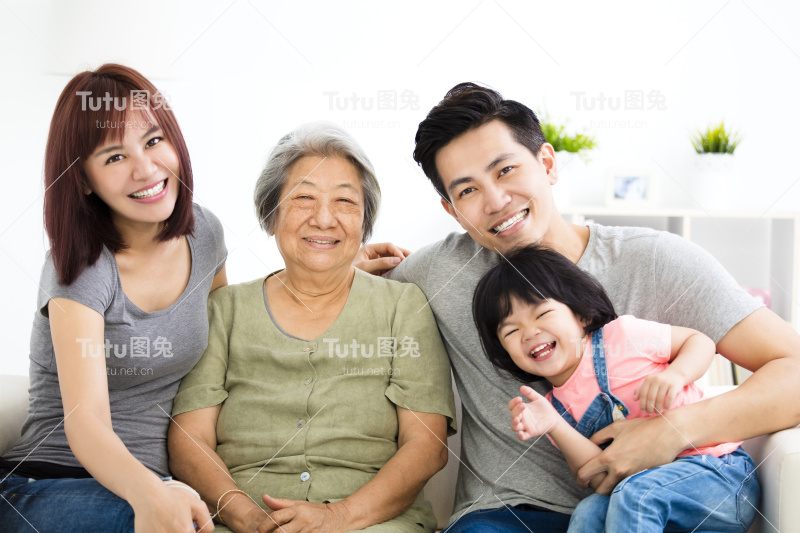 快乐的小女孩和她的祖母和父母
