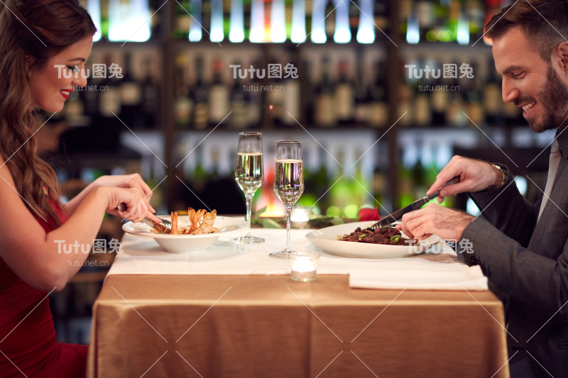 女人和男人在餐馆吃饭