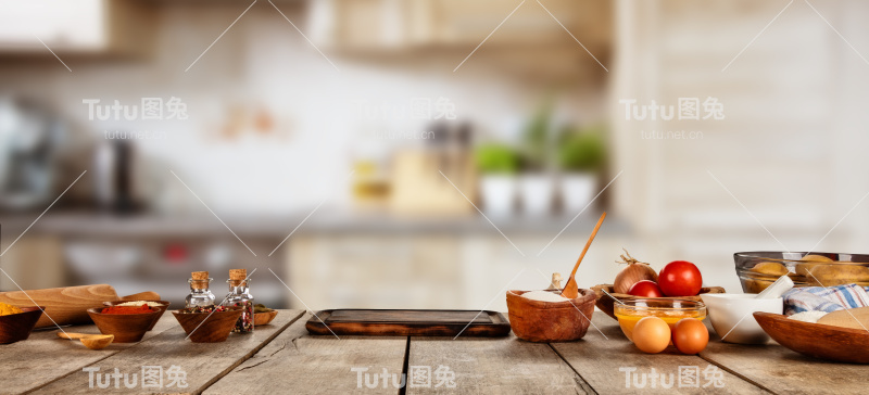 烘焙材料放在木桌上