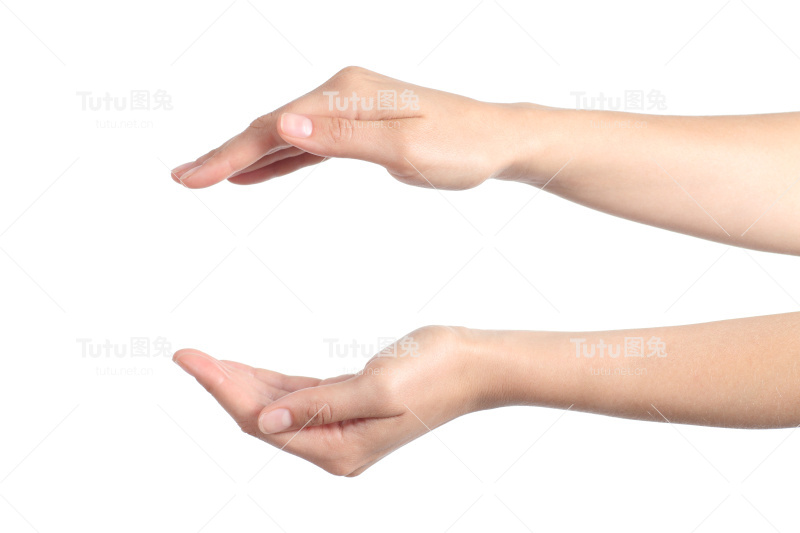 女人用手做了个保护的手势