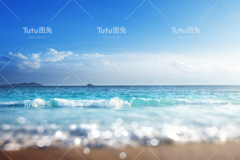 海滩在夕阳时分，倾斜移位效果柔和