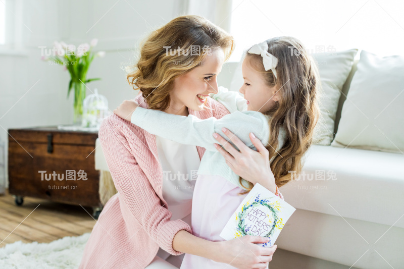 快乐的母女拥抱