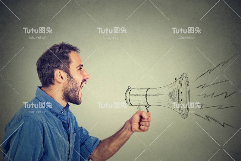 愤怒的年轻人拿着扩音器尖叫