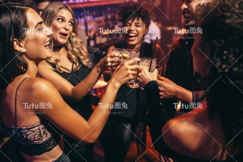 在夜总会聚会的一群朋友