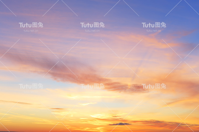 云粉红色。