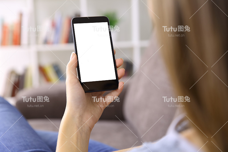 一个女人在用黑屏的智能手机