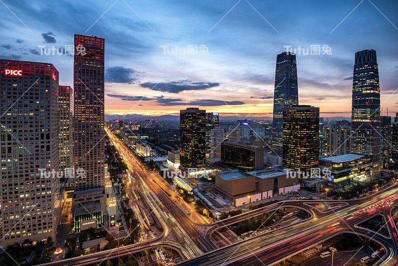 北京CBD天际线夕阳西下，夜幕降临