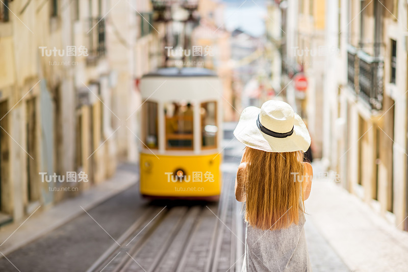 在葡萄牙里斯本旅行的女人